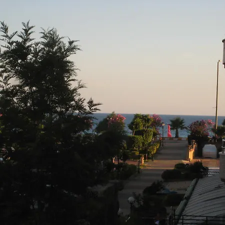 아파트 In 50 Meters From Sea *